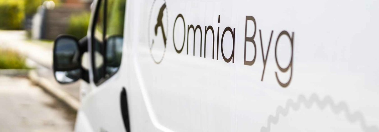 Omnia Byg Logo på firmabil