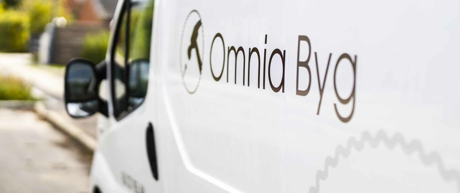 Omnia Byg Logo på firmabil