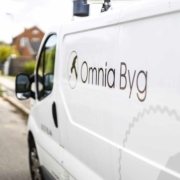 Omnia Byg Logo på firmabil