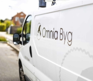 Omnia Byg Logo på firmabil
