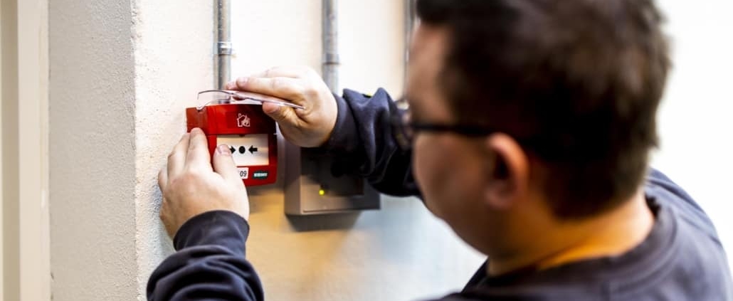Hvis du mangler en autoriseret elektriker til at installere dit ABA-anlæg, er vi de rette for dig. Kontakt os i dag og hør mere om, hvordan vi kan hjælpe dig.