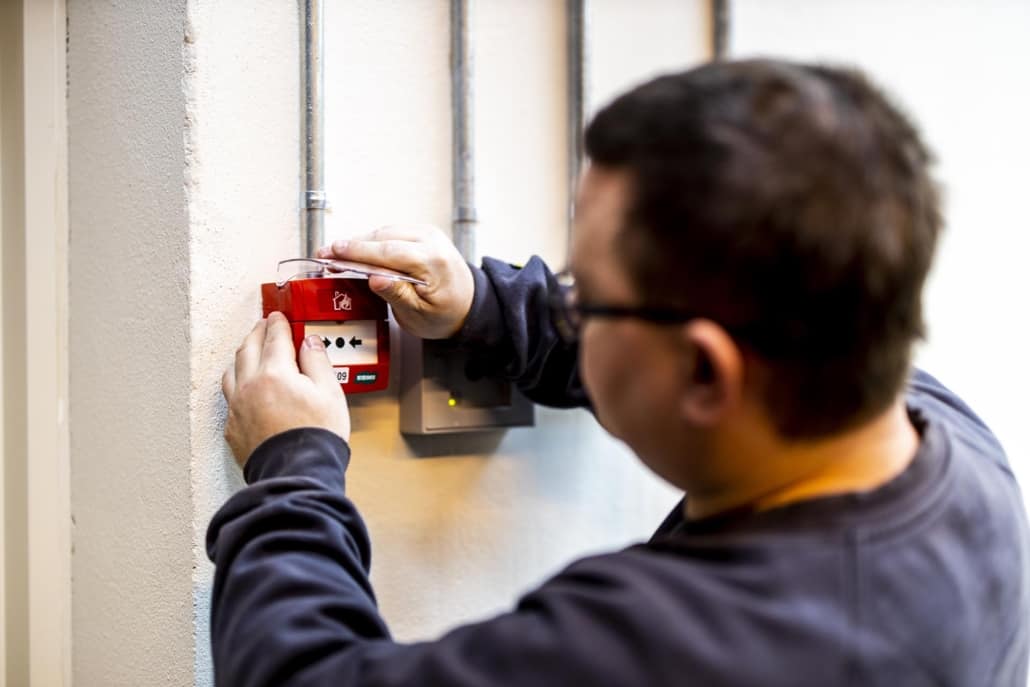 Hvis du mangler en autoriseret elektriker til at installere dit ABA-anlæg, er vi de rette for dig. Kontakt os i dag og hør mere om, hvordan vi kan hjælpe dig.